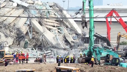 Grattacielo crollato a Bangkok, continuano le operazioni di soccorso