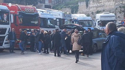 Gianfranco Pilo, l'ultimo saluto dei colleghi camionisti all'ingresso di Ossi: ?Fai buona strada?