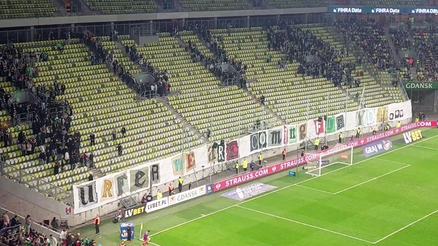 Kibice Lechii Gdańsk poszli po Paolo Urfera skandując wyzwiska. Gorąco przy sekretariacie