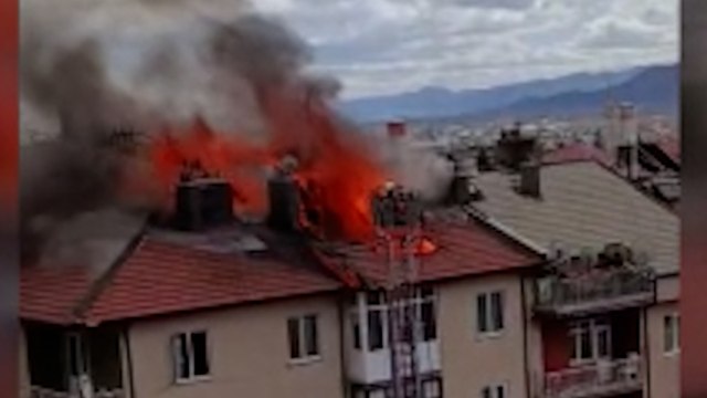 Konya'da apartmanda çıkan yangında 2 kişi dumandan etkilendi
