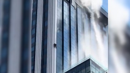 Un laveur de vitres s'accroche à un gratte-ciel en plein séisme