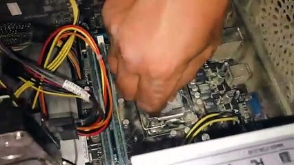 замена термопасты на процессоре дома (720p)