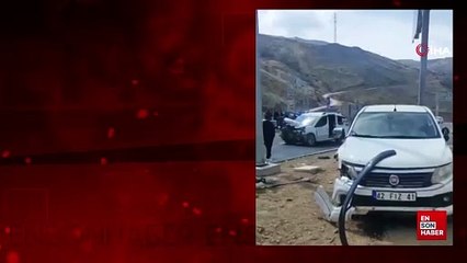 Hakkari'nin Yüksekova ilçesinde kamyonetler çarpıştı
