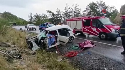 Yolcu otobüsü otomobille çarpıştı: Ölü ve yaralılar var