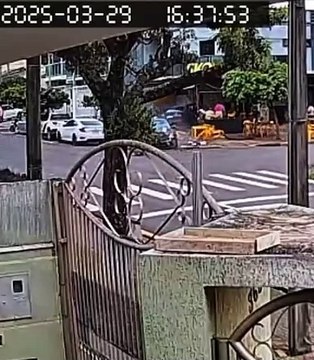 Câmera flagra carro invadindo bar após colisão no Paraná; assista