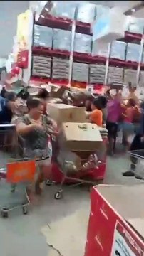 Em meio a alta de preços, consumidores disputam bandejas de ovos na promoção em supermercado