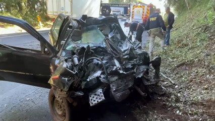 Cinco jovens morrem e criança fica ferida após acidente entre carro e caminhão na BR-373