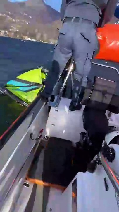 L'intervento della Guardia costiera al largo del Lago di Como