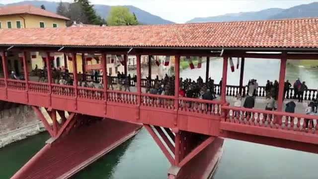 Alpini, a Bassano del Grappa la cerimonia di consegna del cappello per 103 militari: il video