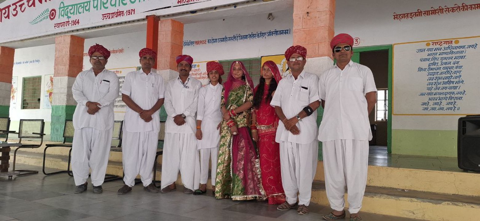 स्कूल में दिखी राजस्थानी वेशभूषा और संस्कृति की झलक