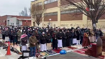 Cemaat camiye sığmadı sokaklara taştı! ABD'de bayram namazı kılındı