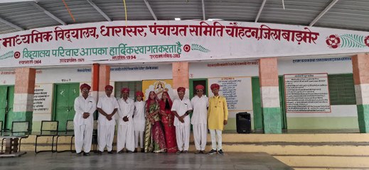 धोती-कुर्ता व राजस्थानी साफे में विद्यालय आए शिक्षक