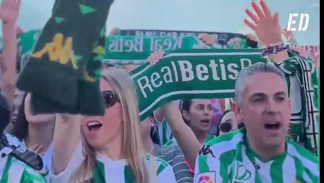 La afición del Real Betis canta el himno en la previa del derbi