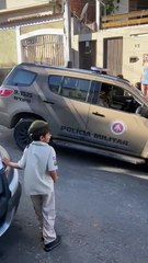 Policiais militares fazem surpresa em aniversário de criança fã da PM
