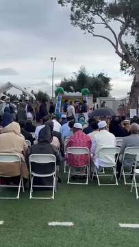 مسلمو لوس أنجلوس يؤدون صلاة عيد الفطر