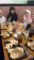 Acara bukber makan mie gacoan