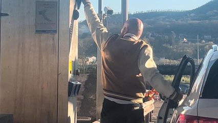 Autostrada A1: Orte, automobilisti costretti a scendere dalla macchina e ad arrampicarsi per prendere il biglietto