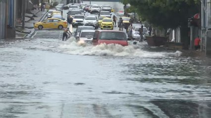 Lluvias de transición provocan inundaciones en varias vías de la ciudad