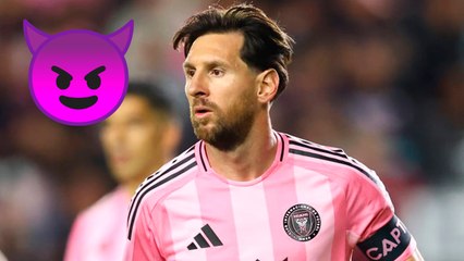 Messi aprovecha los empujones de un rival para "ganar" una falta y se vuelve viral