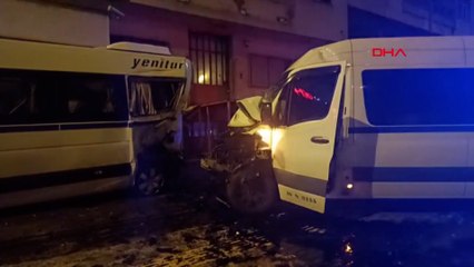 Bursa'da minibüs ile kamyonet çarpıştı: 3 yaralı