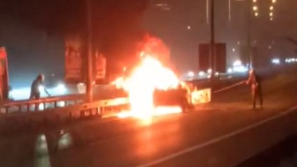 Üsküdar'da otomobil alev alev yandı; otoyolda trafik oluştu