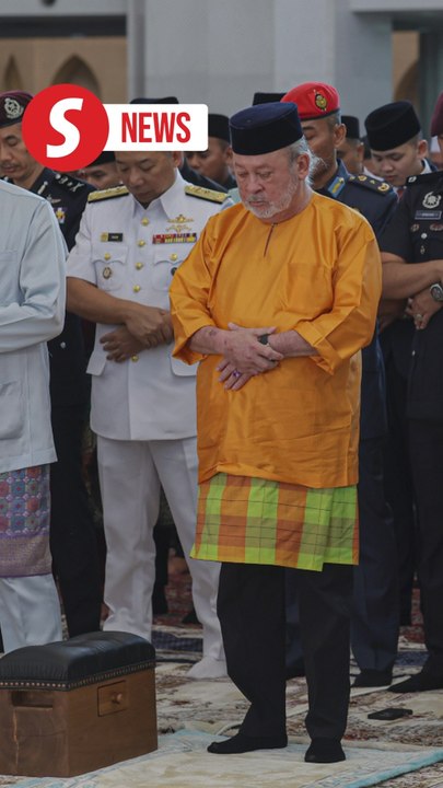 King, Queen perform Hari Raya prayers at Federal Territory Mosque