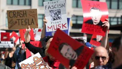"Gefährliche Irre": Protest gegen Musk und Trump vor Tesla-Filialen