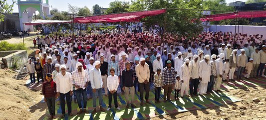 ईद-उल-फितर की मुस्लिम समाज के लोगों ने विशेष नमाज अता की