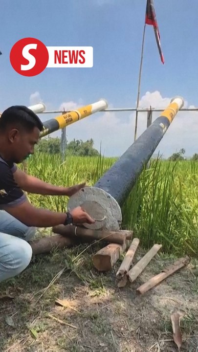Malaysian cannon firing tradition lights up festivities for Eid al-Fitr