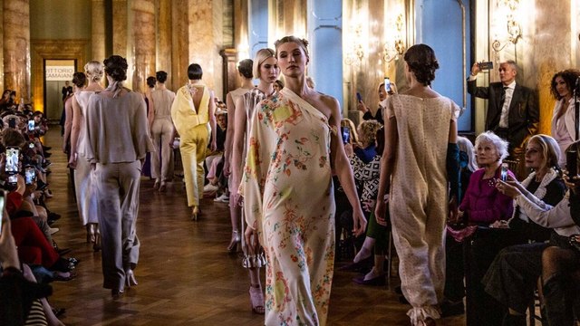 Moda, la collezione di Vittorio Camaiani rende omaggio alla principessa Colonna: la sfilata nella Galleria del Cardinale