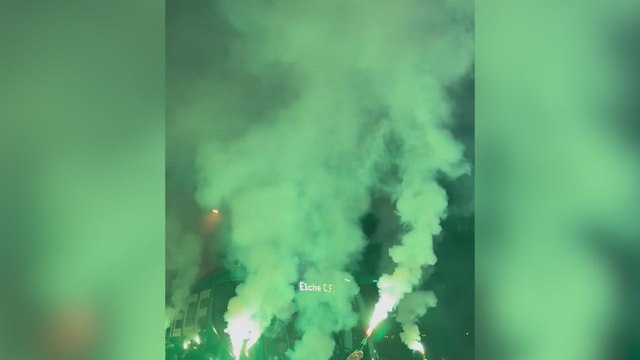 ¡La locura de Éder Sarabia! El recibimiento al autobús del Elche tras su victoria en Córdoba