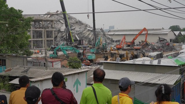 Immeuble effondré à Bangkok : l'attente des proches des ouvriers portés disparus