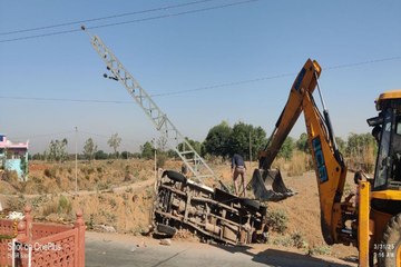 क्रेन पलटी, बिजली की लाइन में आ रहा था करंट, बड़ा हादसा टला