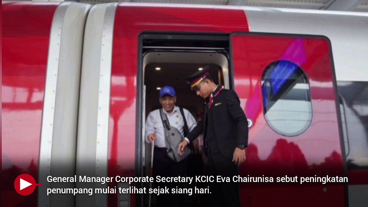 Stasiun Whoosh Padat Penumpang di Hari Pertama Lebaran