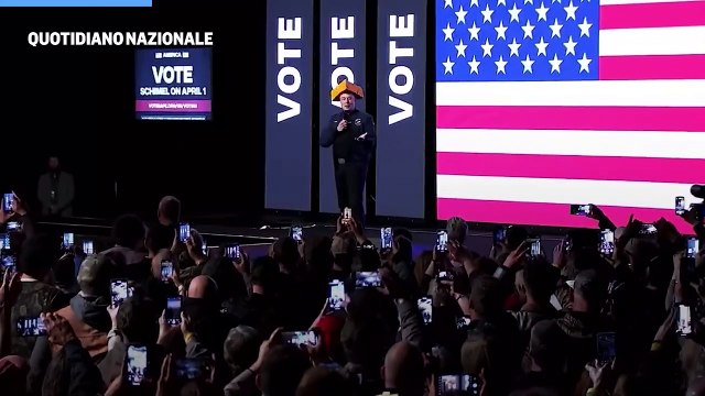 Show di Elon Musk in Wisconsin: il cappello è una fetta di formaggio