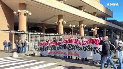 Antagonisti davanti al Palazzo di Giustizia a Torino per il processo Askatasuna