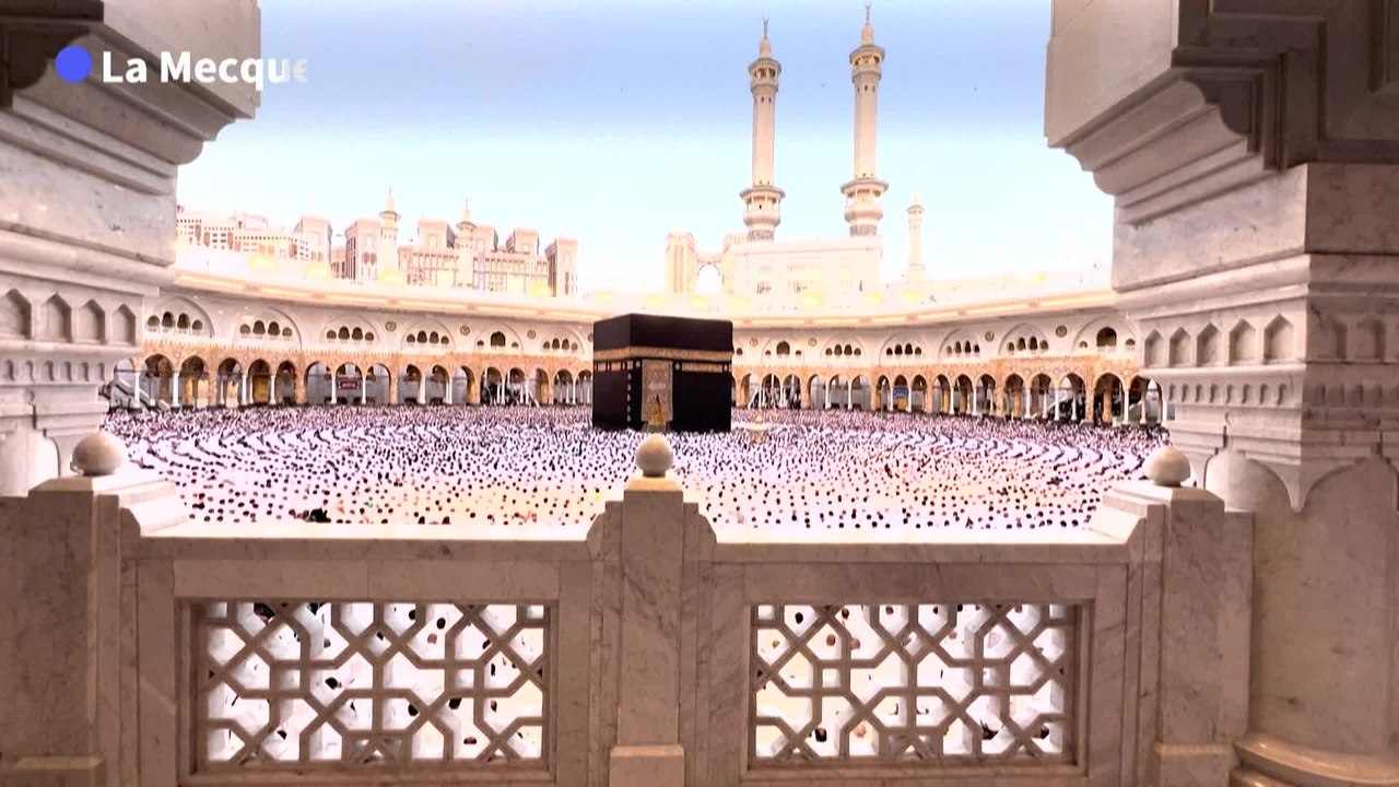 Des musulmans prient pour l'Aïd el-Fitr à la Mecque