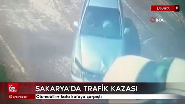 Sakarya'da otomobiller kafa kafaya çarpıştı