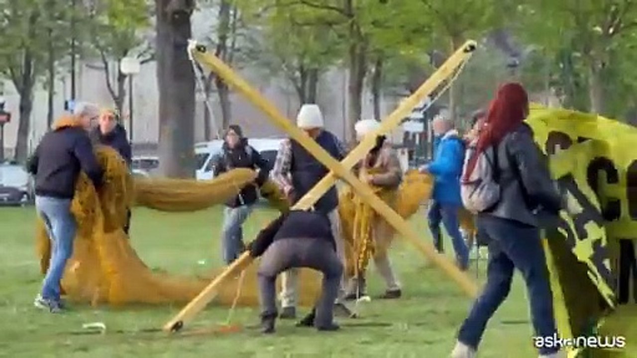 Parigi, azione di Greenpeace contro la distruzione degli oceani