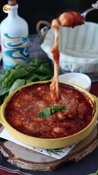 Quick and comforting tomato mozzarella gnocchi gratin - oven baked gnocchi alla sorrentina