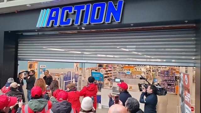 Commerces en colère : le secteur de la distribution fait grève devant le magasin Action de la Rue Neuve à Bruxelles