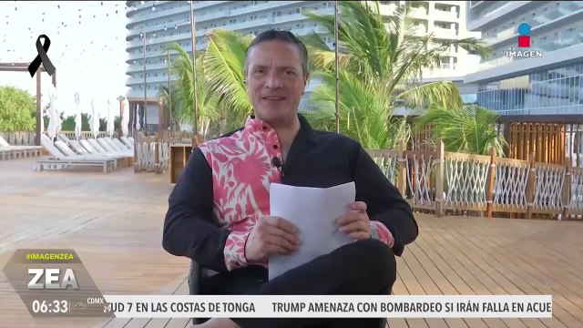 Atalo Mata celebra el Día del Taco desayunando tacos al pastor afuera del Metro Viveros