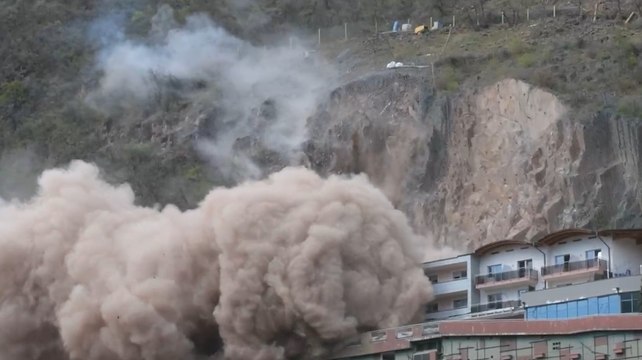 Bolzano, l'impressionante operazione per far saltare i massi pericolanti sopra l'ex hotel Eberle