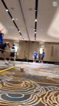 El divertido partido de fútbol tenis del Barça en su hotel de concentración