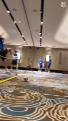 El divertido partido de fútbol tenis del Barça en su hotel de concentración