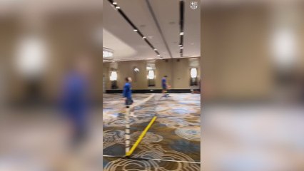 El divertido partido de fútbol tenis del Barça en su hotel de concentración