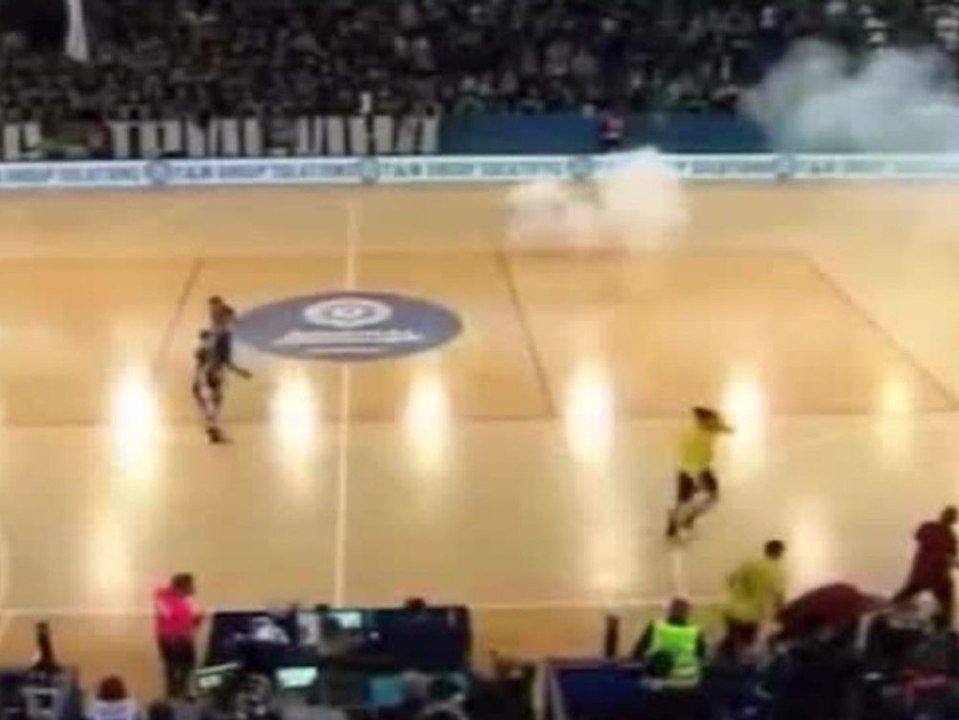 Spielabbruch: Fans werfen Böller auf Handballer