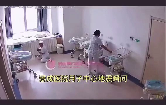 Enfermeras de un hospital tratando de cuidar a bebés recién nacidos por el terremoto