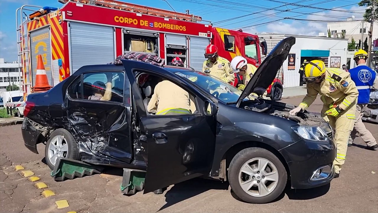 Idosos ficam enclausurados em veículo após forte acidente no Parque São Paulo