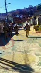 População hostiliza PM após prisão de suspeito de tráfico de drogas em Salvador